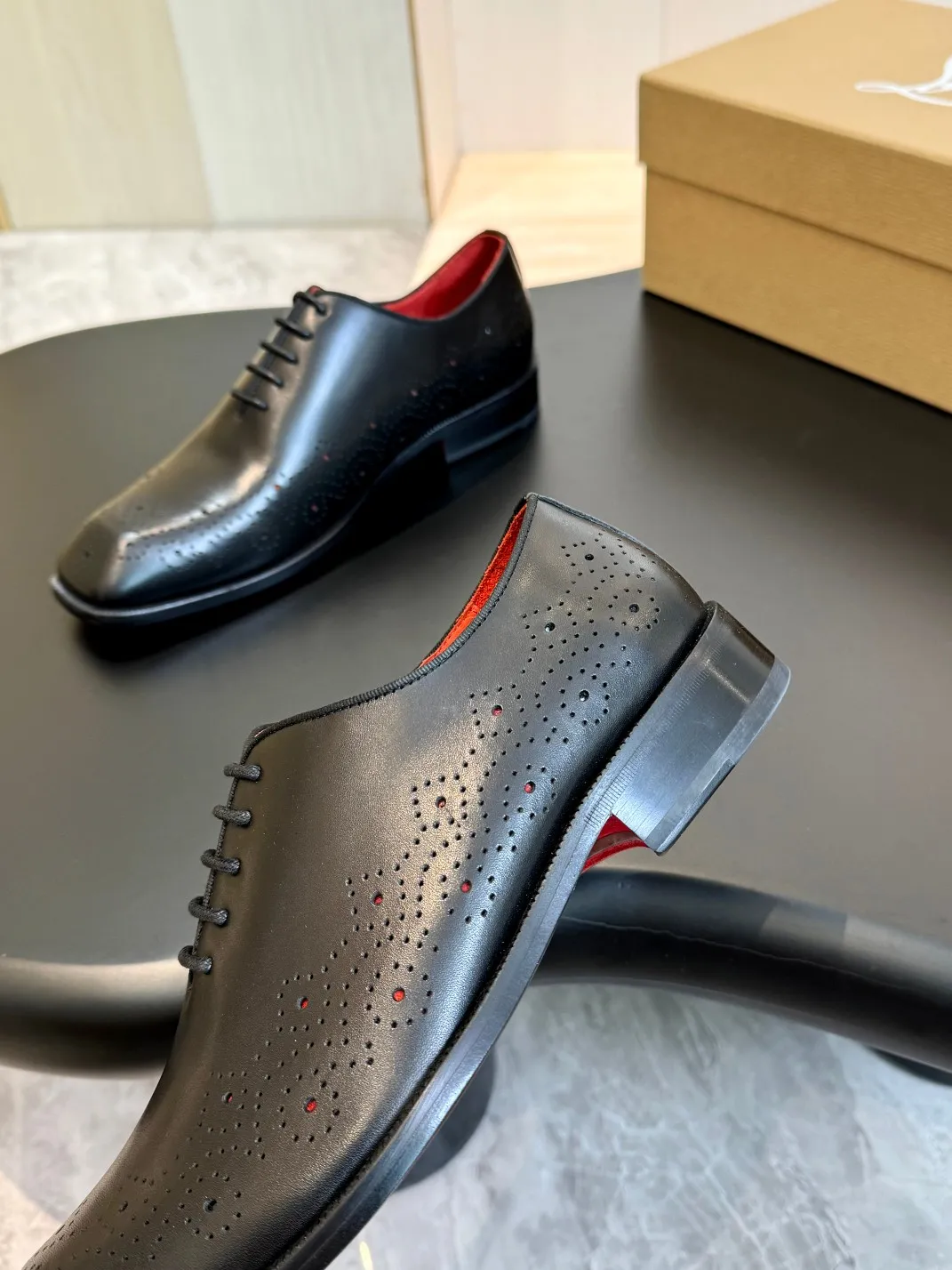 💰960 Christia*.Loubouti* high-end men's business formal leather shoes, original genuine cowhide red sole, imported Italian cowhide outsole, first-layer cowhide, water-dyed cowhide lining, high-end luxury. Size: 39-44 (customized at 38.45.46)✅